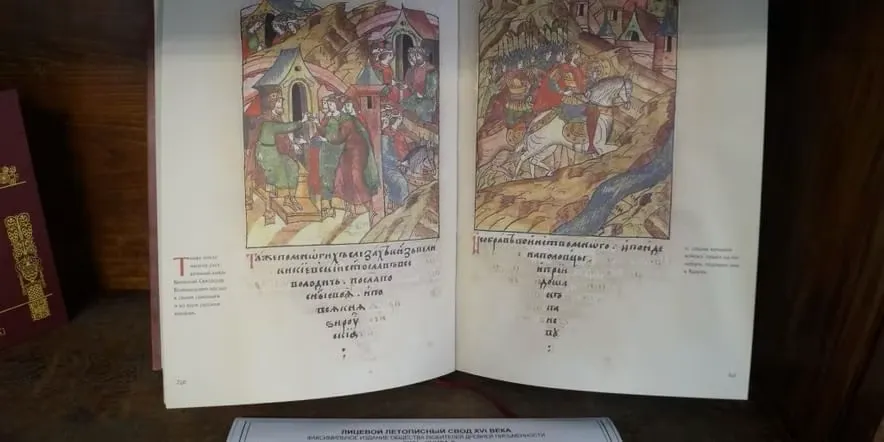 Книжная выставка «Новогодние подарки своими руками»